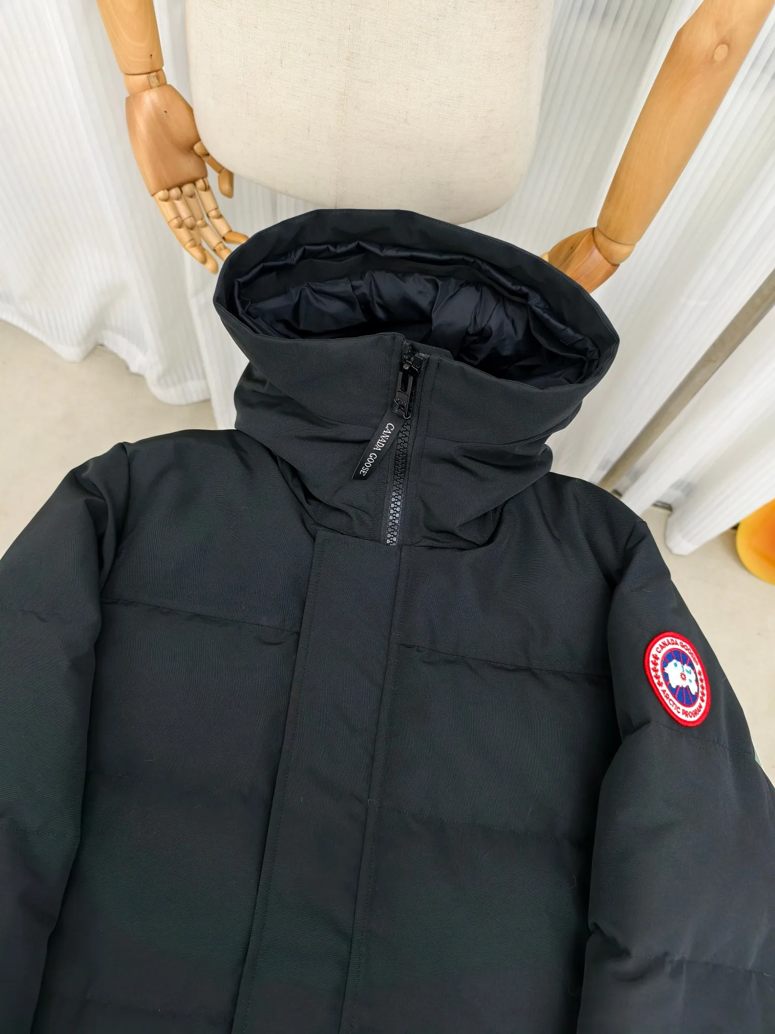 P700————2080M/New 17 models (higher version) Canada goose MacMillan parka. The MacMillan Parka features an innovative design with a streamlined hood detail, added shoulder straps and two additional interior pockets. This hip-length parka offers warmth and style with its quilted design and curved hem. Filled with extremely fluffy white duck down. The MacMillan Parka provides essential protection in all weathers. The adjustable down-connected hood improves warmth and protects against harsh weather. Rib knit cuffs tucked into the interior. The hood is equipped with a detachable zipper guard, and the hood trim can be replaced to create a personalized style and provide more protection (this jacket can be matched with wolf fur collar accessories, choose by yourself) ❤️The only version in the market Color: black red label black black label gray red label gray black label off-white red label navy red label Size: XS-2XL